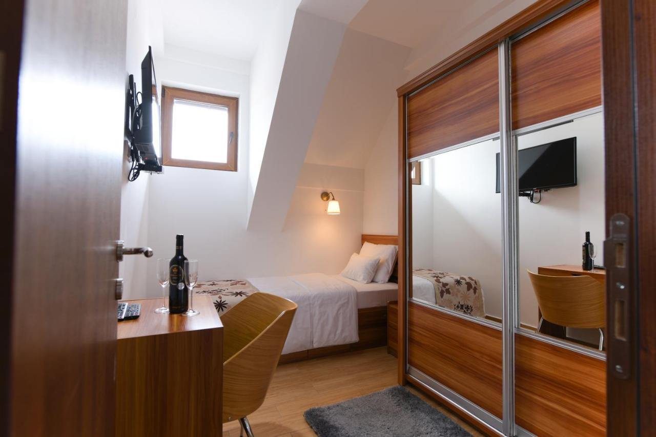 Hotel Iris ซลาตีบอร์ ภายนอก รูปภาพ