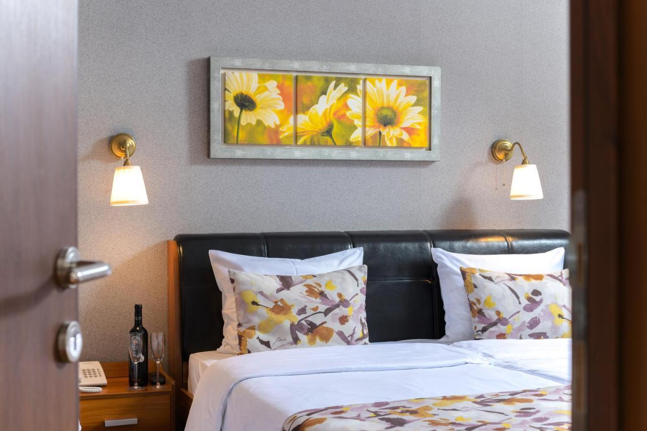 Hotel Iris ซลาตีบอร์ ภายนอก รูปภาพ